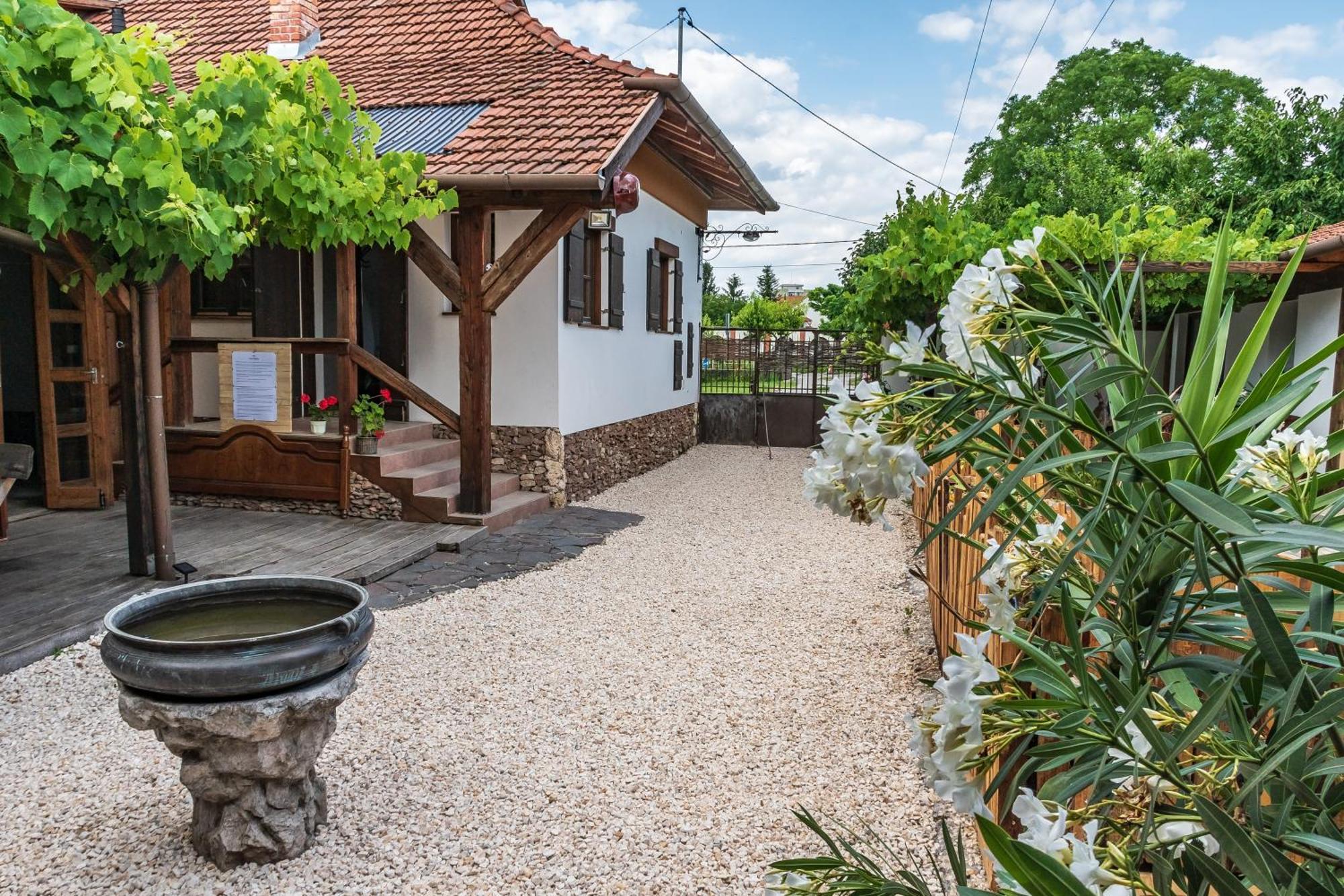 Pajta Apartman เอ็กเกอร์ ภายนอก รูปภาพ